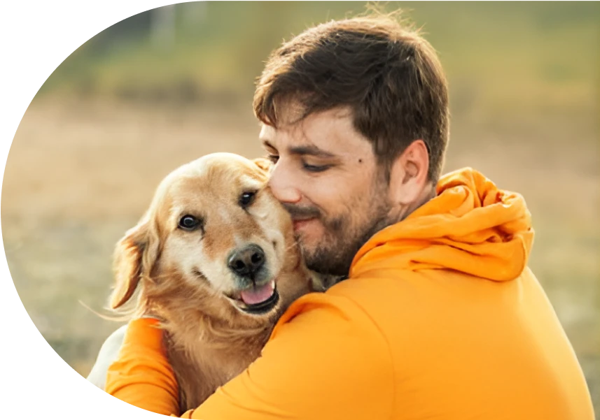 Tidligere deltager Alexander nusser hund på internatets aktivitetsplæne