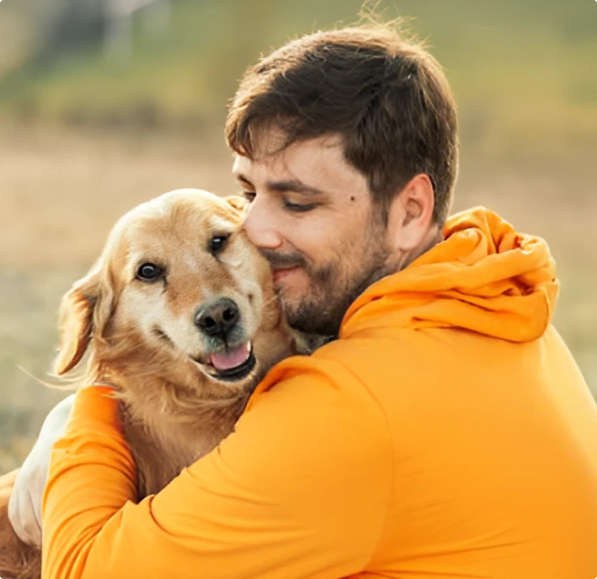 Tidligere deltager Alexander nusser hund på internatets aktivitetsplæne